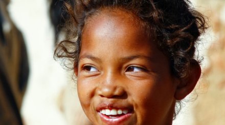 Petite fille souriante