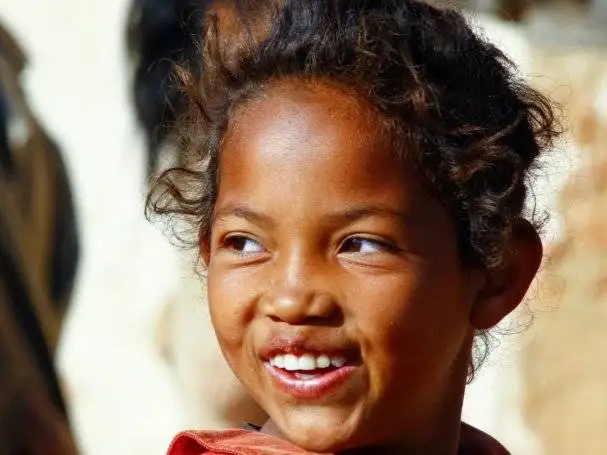 Petite fille souriante