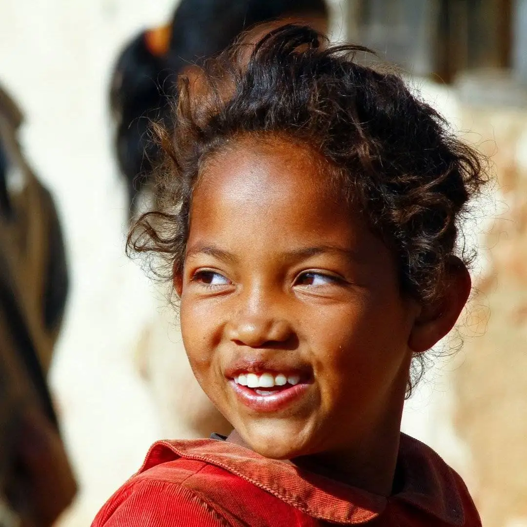Petite fille souriante